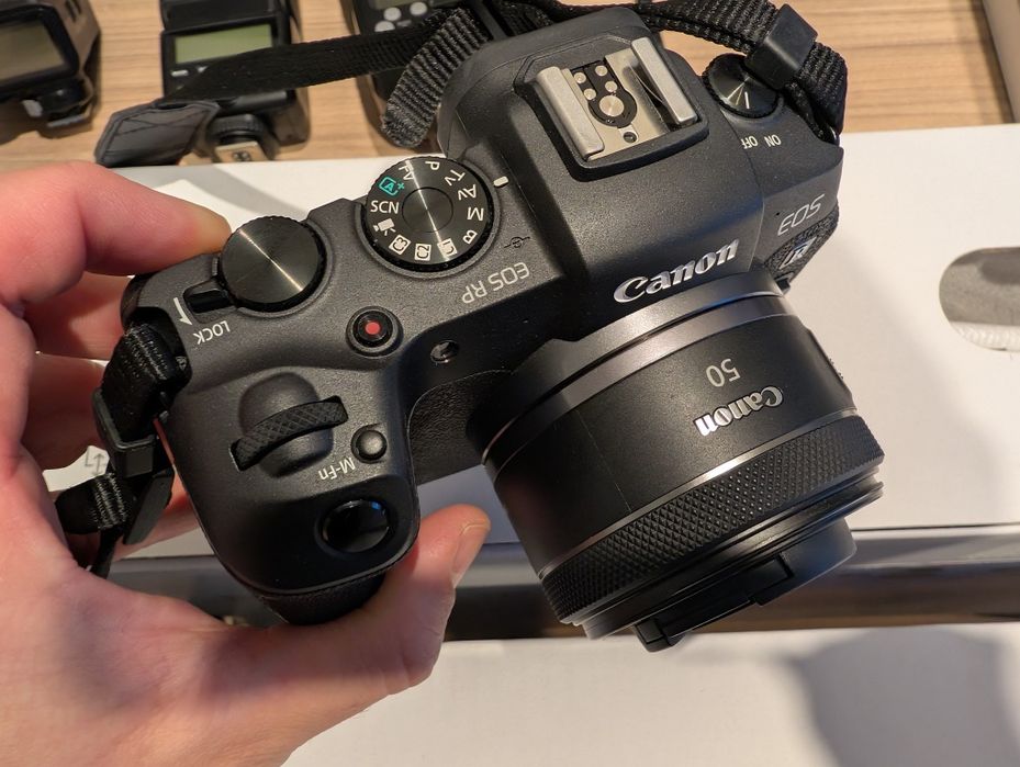 Canon RP mirrorles | obiective 50mm și 16mm | 2 blițuri + accesorii