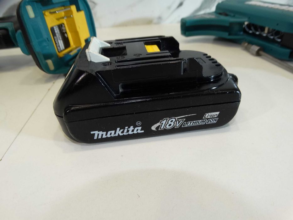 Makita DFS452 + магазин  - Винтоверт за гипсокартон