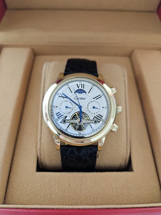 Золотые часы картье 585 пробы, массивныеи очень  крупные в диаметре