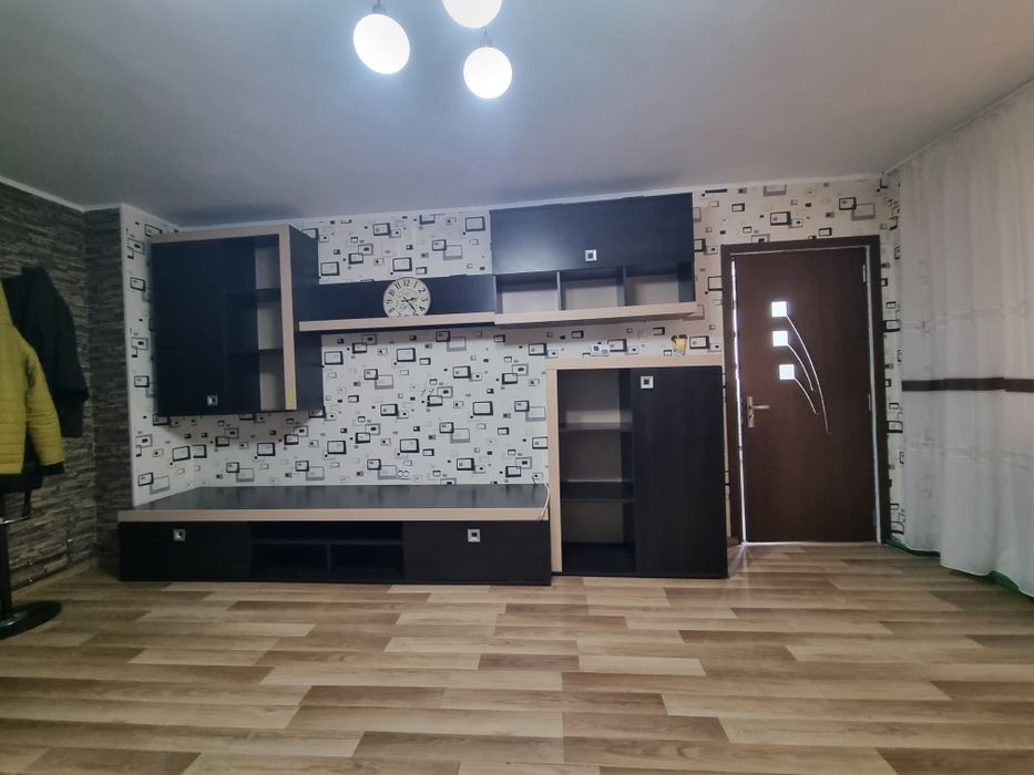 Închiriez casa la curte