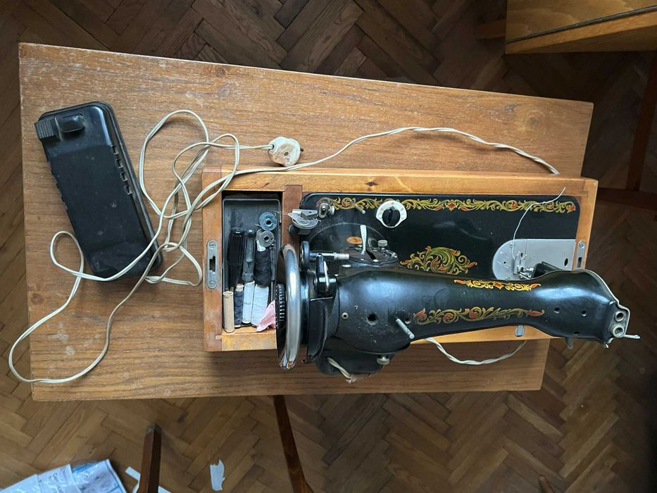 Vand masina de cusut electrica ruseasca in stare buna de functionare