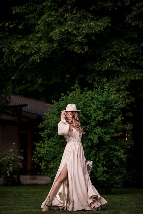 Rochie de mireasa in stil BOHO cu buchet si palarie