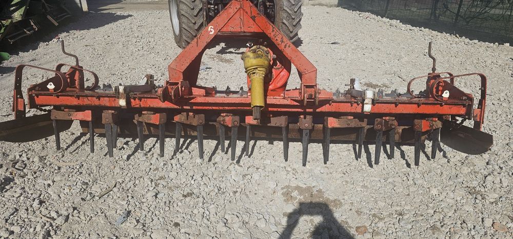 Vand freza pamant kuhn 3 metri 
Stare foarte buna 
Recen