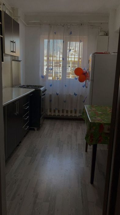 Vând apartament două camere decomandat etaj 2.