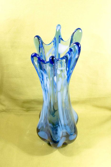 Ваза Синего оттенка с белыми вставками, рванные края