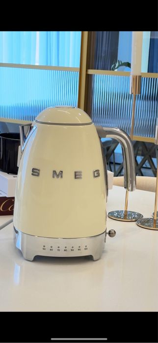 Чайник SMEG в кремовом цвете