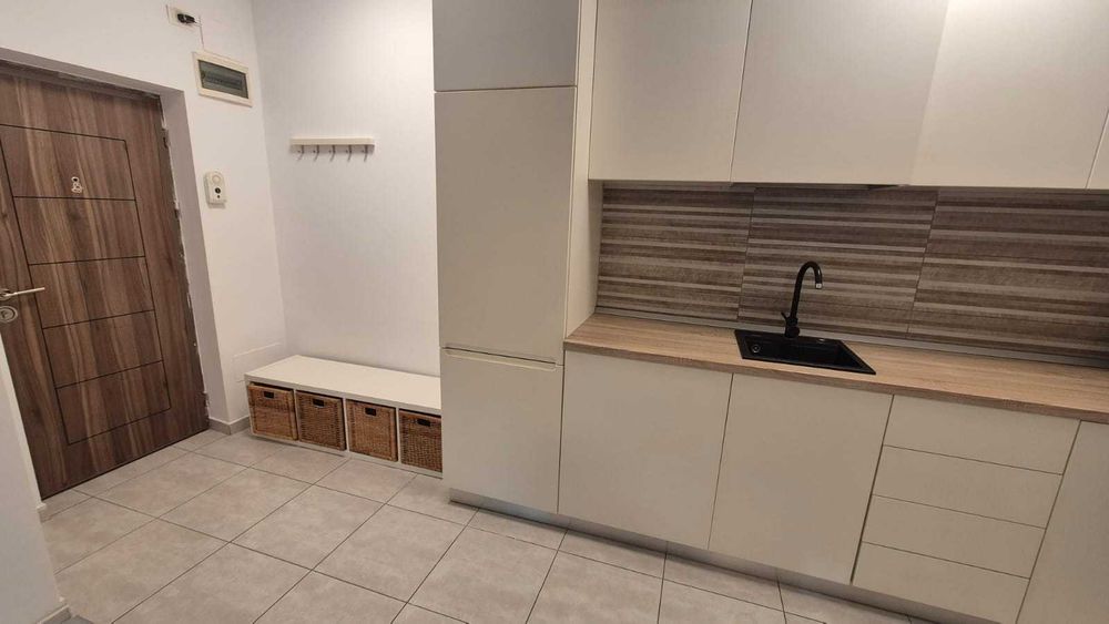 Închiriez apartament cu parcare