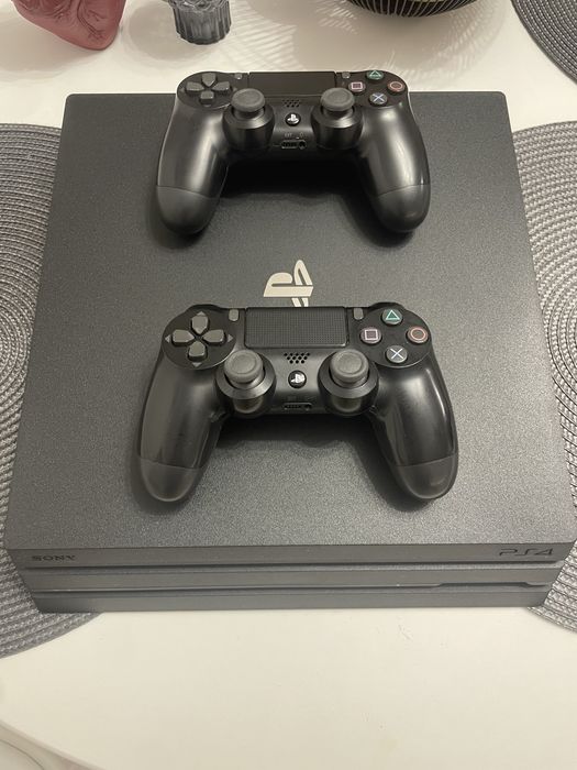 PlayStation 4 Pro 1 TB + 2 controllere