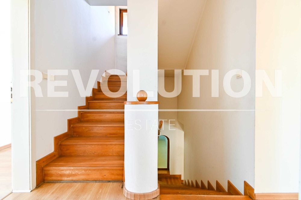 Къща на два етажа в гр. Банкя