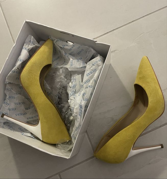 Обувки на висок ток Guess