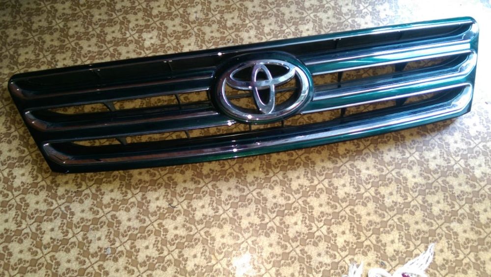 Продам переднюю решетку от Toyota Avensis Verso