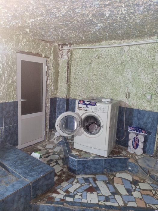 Kir moshina sotiladi