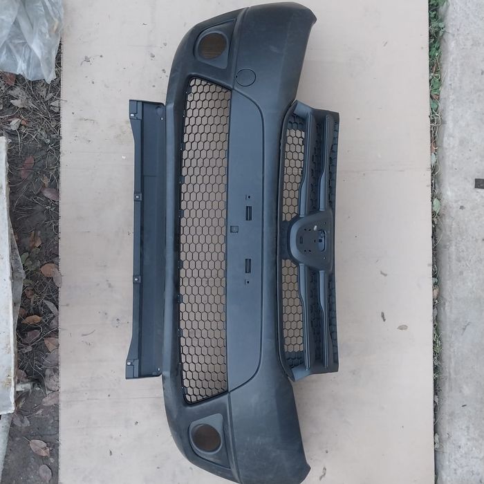 Бампер передний на 2015 Dacia Logan