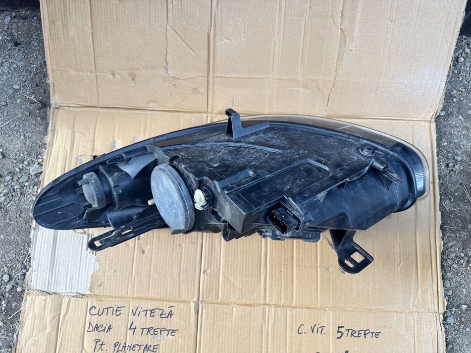 Vand far dreapta Renault Fluence 2015-cu lupa