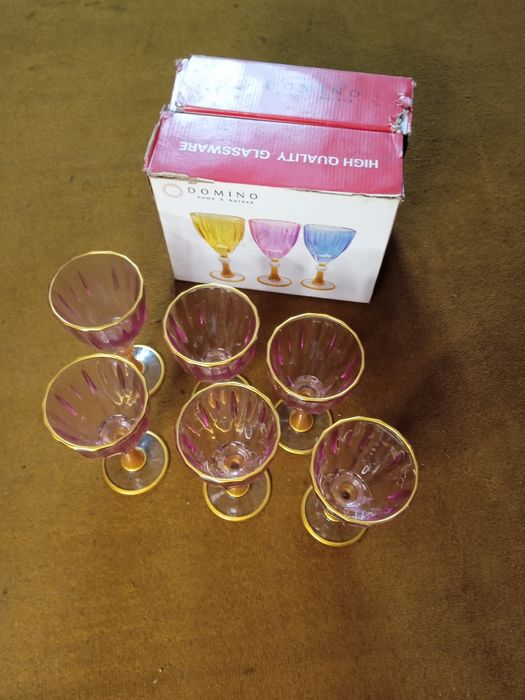 Бокалы для шампанского и вина