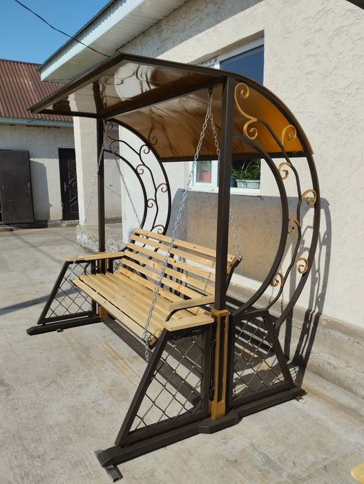 Садовые качели .