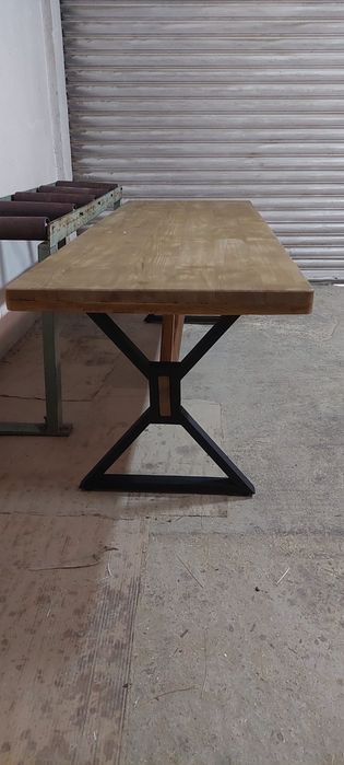 Маси и пейки от масив с метални крака