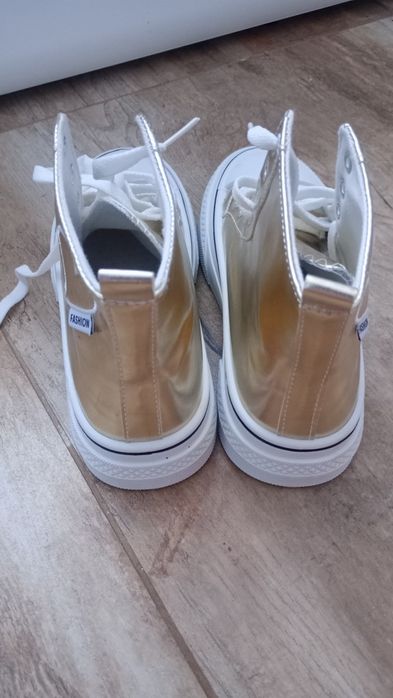 Vând Papuci de fete cu talpa inalta