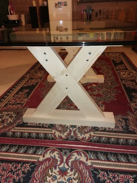 Трапезна маса със стъклен плот