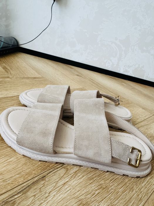 Продам сандали.