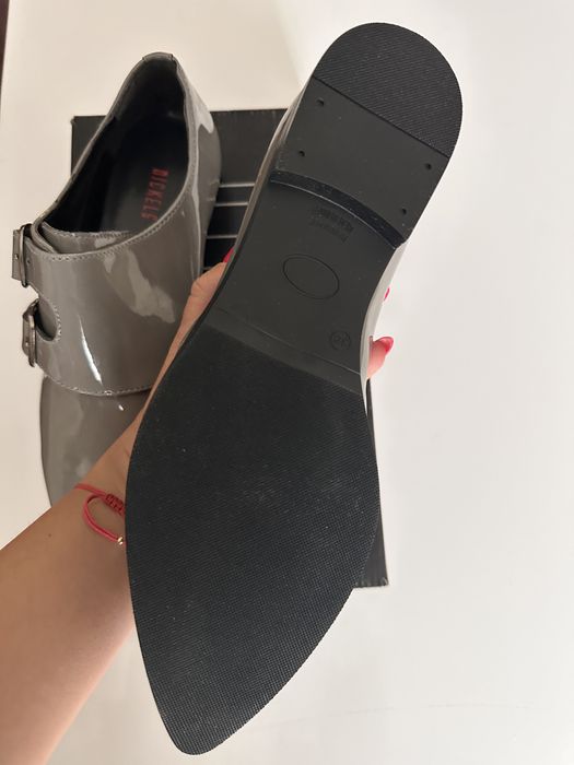 Нови лачени обувки Nickels