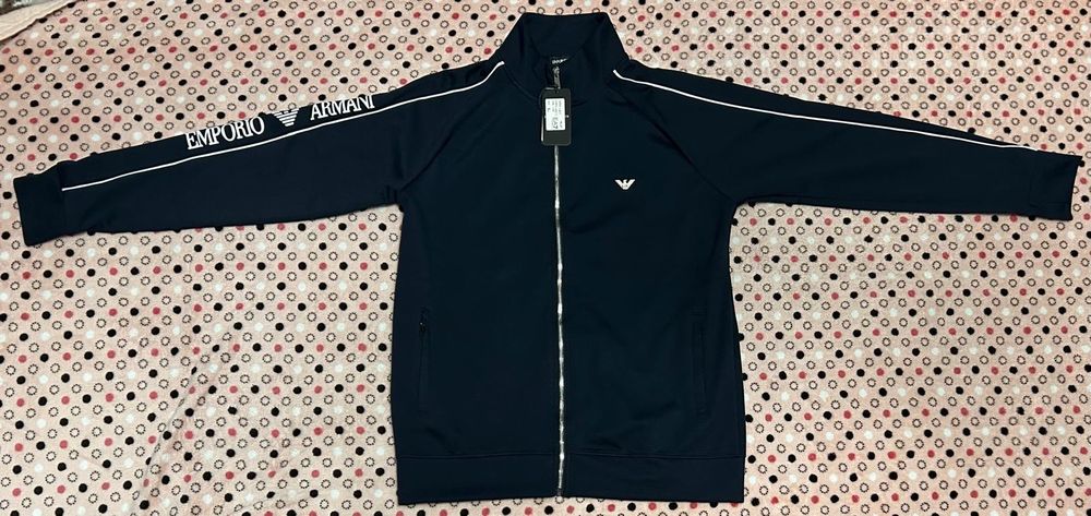 Vând jacheta noua de bărbați Emporio Armani EA7