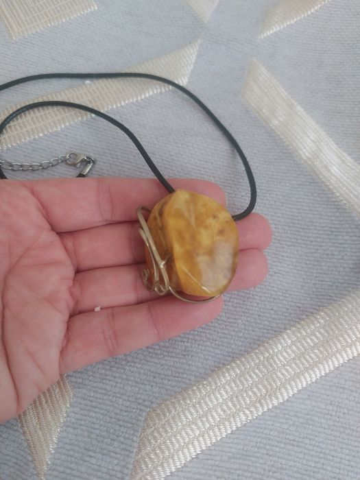 Кулон-брошь из янтаря