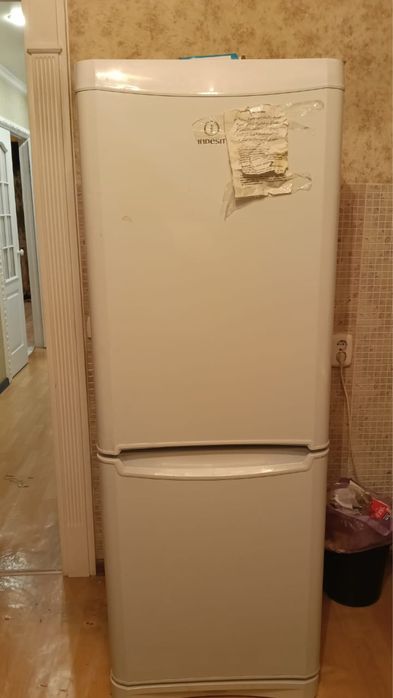 Продам холодильник Indesit на запчасти