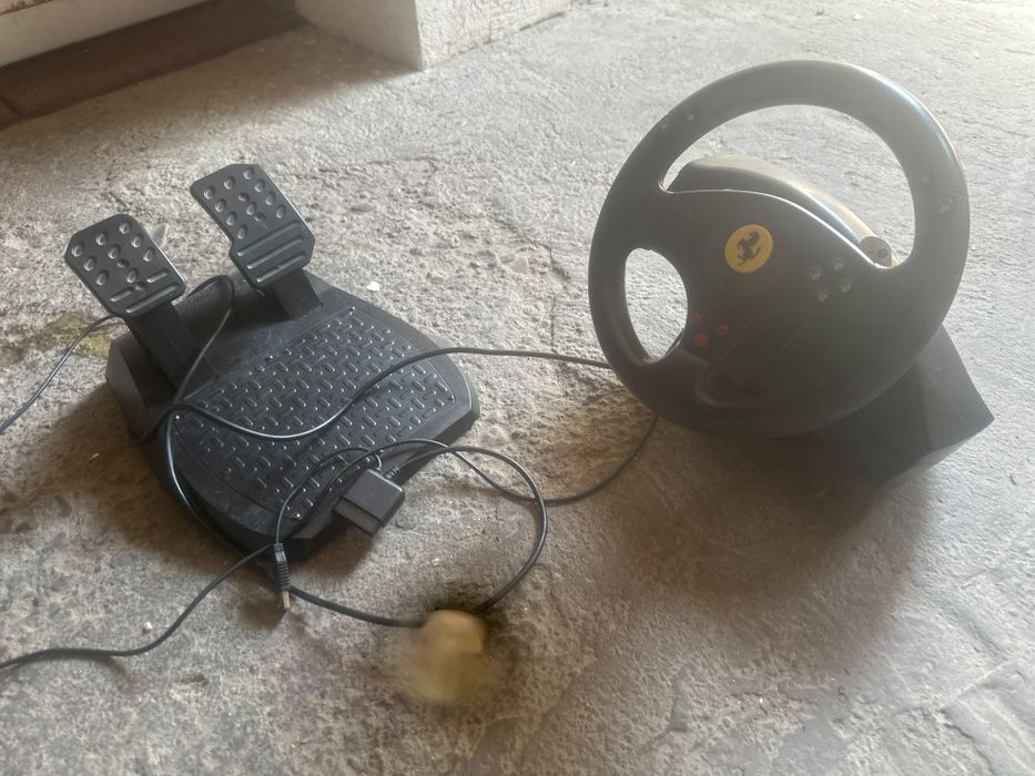 Volan și pedale Thrustmaster