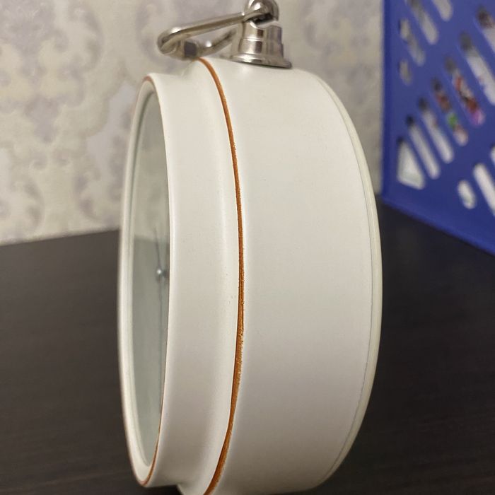 Часы-будильник на батарее