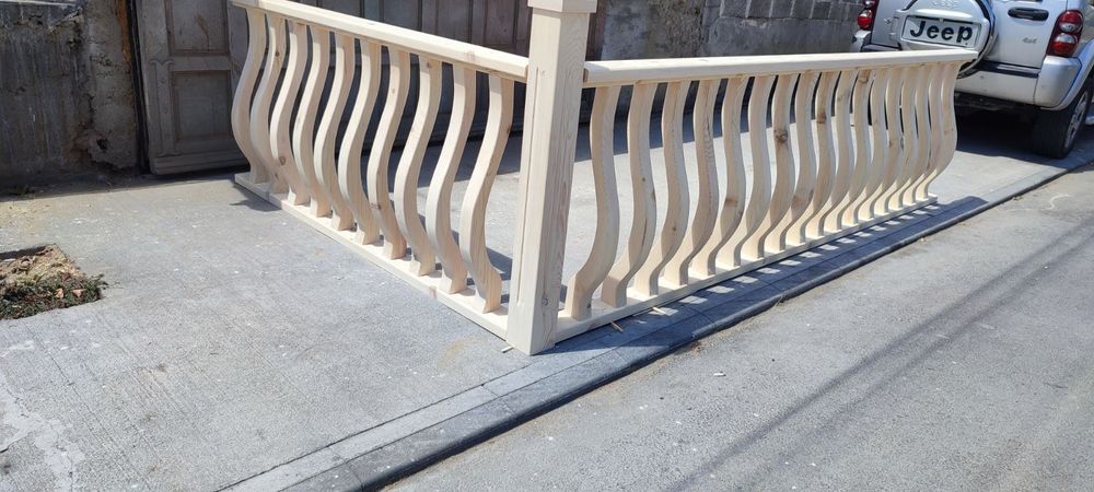 Дървен парапет от масив