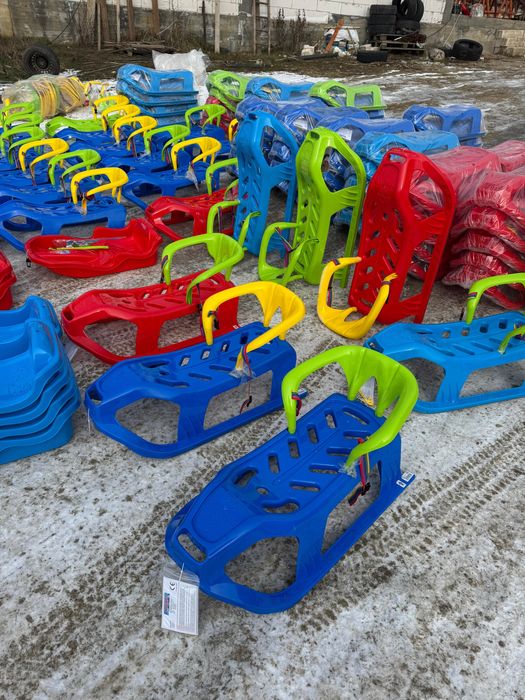 Sanie din plastic cu spatar pentru copii