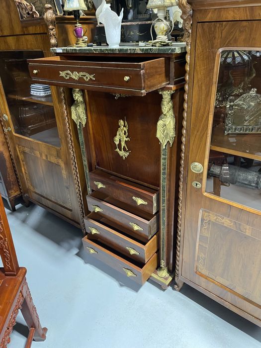 Secretier din lemn cu ornamente bronz și marmura