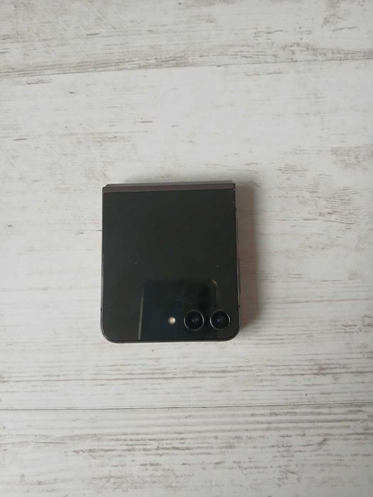 Продавам телефон Galaxy Z Flip5