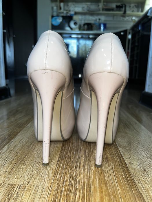 Бежевые лакированные туфли