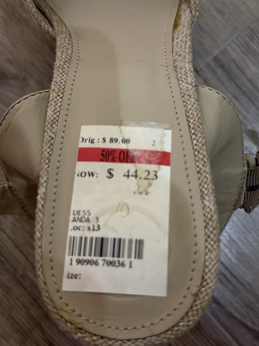 Оригинальные босоножки GUESS