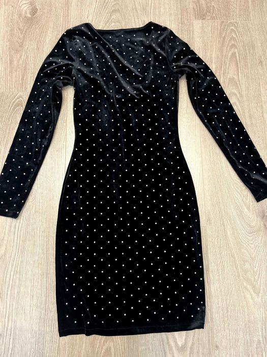 Велурена рокля с отворен гръб и брокати