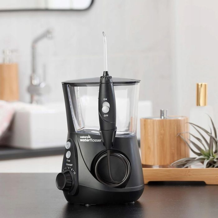 Орален иригатор Waterpik WP-660, 7 накрайника, усъвършенстван контрол на налягането, черен, 600 мл