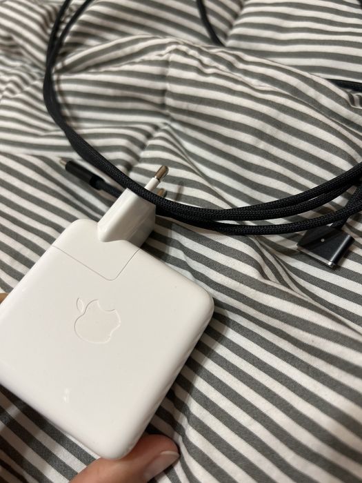 Apple adapter 70 W и магнитен кабел за новите серии