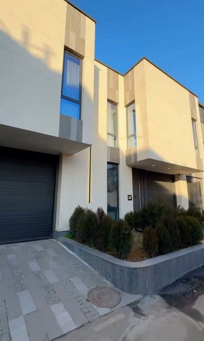 Srochno Olmazor 2 ta yonma yon kattej sotiladi