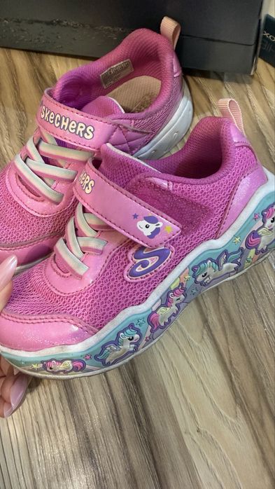Детские кроссовки на девочку skechers. Размер 26.
