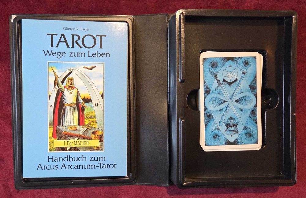 Таро комплект Arcus Arcanum + отделна книга Der Lombardische Tarot