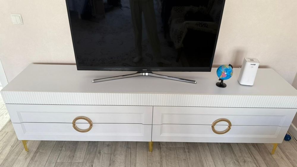 Продаю  тумбу под ТВ