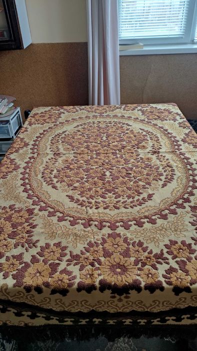 Тежка покривка с релефни плюшени цветя