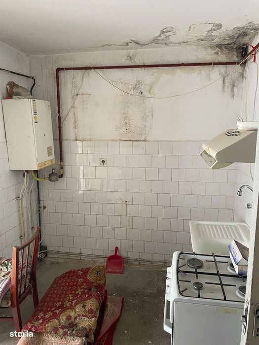 De vanzare apartament cu 3 camere, balcon, etaj 4