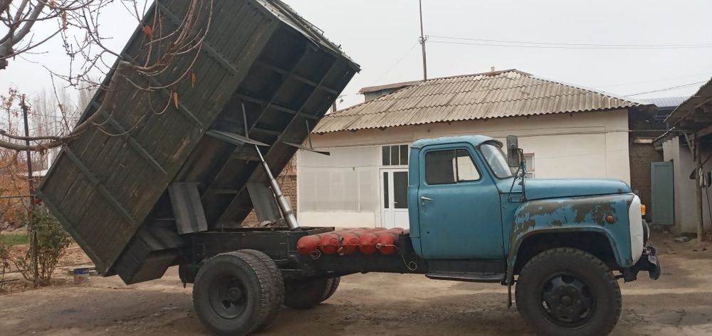 Газ 53 сотилад ишлаб турган мошина