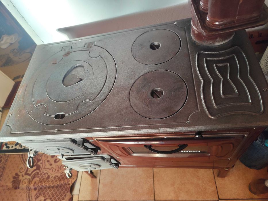 Готварска печка на твърдо гориво ФАНТАЗИЯ чугунен крак, с чугунен плот, емайлирана