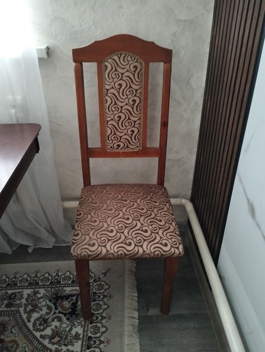Срочно продаю стол со стульями