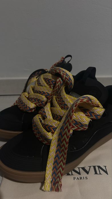 Lanvini negrii cu sireturi colorate