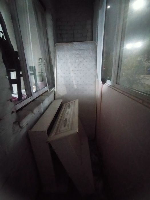 Кровать с выдвижными ящиками.